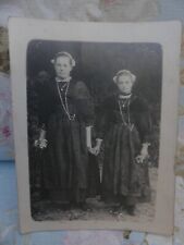 Photo ancienne 2 Bretonnes en Costume Traditionnel bouquet de fleurs à la main
