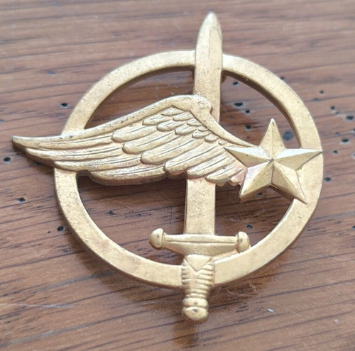 Insigne militaire doré - insigne,