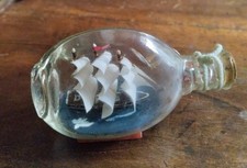 Bateau en bouteille, trois