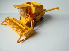 BRITAINS  MOISSONNEUSE NEW HOLLAND TR 85
