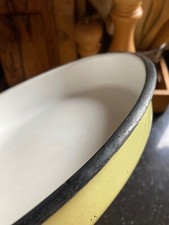 Grand plat ovale en fer émaillé  jaune pâle et noir  vintage très lourd 1960