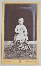 rare photo argentique en format CDV - enfant avec carabine scolaire Chassepot