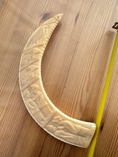 Corne de phacochère superbement sculpté