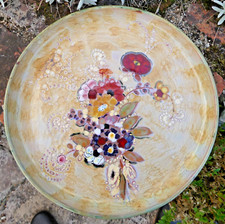 VALLAURIS  belle ASSIETTE signée FRANCIS avec décor de FLEURS en très bon état