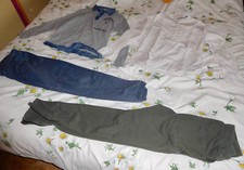 LOT 2 PANTALONS DE SPORT + 2 HAUTS 14 ANS EXCELLENT ÉTAT