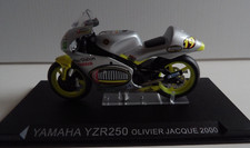 1/24 moto YAMAHA YZR250 Olivier Jacque 2000 sur socle