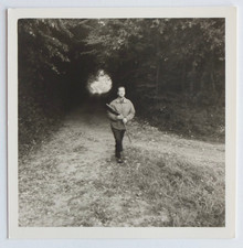 Jeune homme chasseur fusil -