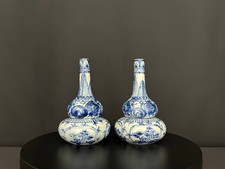 Paire de vases en faïence bleu et blanc, travail hollandais, fin XIXe siècle