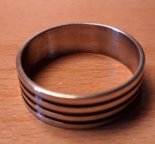 Bague Acier taille 69. neuve. largeur 7mm. 3 bandes noires.