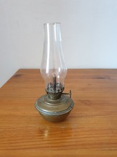 Petite lampe à pétrole ancienne en bronze avec mèche et globe 6x17 cm