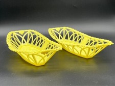 Lot de deux corbeilles à fruits rétro en plastique jaune - Motif marin unique**