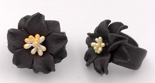 Bague réglable cuir fleur - en,