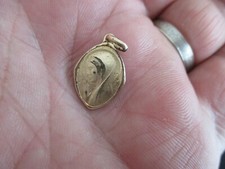 Ancienne médaille religieuse VIERGE PLAQUE OR 1905 15 mm  1,02 grammes