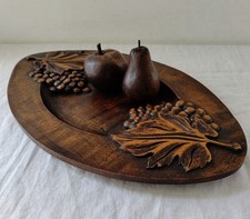 plateau en bois et fruits. Foncé, Signé.