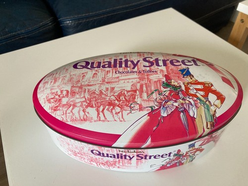Boite quality street - street,