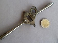 Ancien outil, "tourne à gauche" bizarre