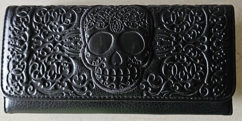 Loungefly skull embossed - 8”,