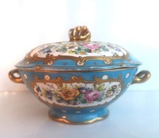 Coupe couverte à anses “dans le style Louis XV” Manufacture de Sèvres, XIX°