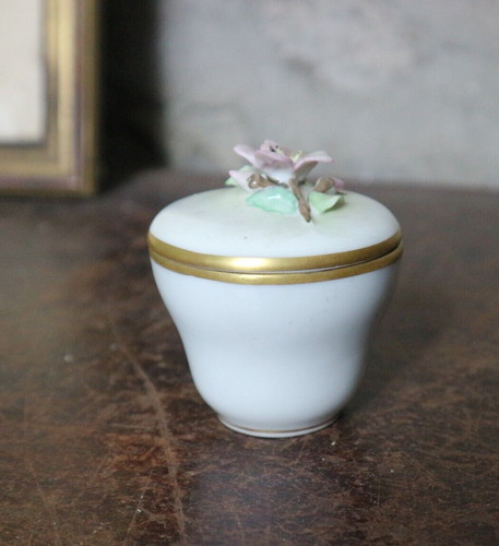Ancien petit pot - petit, couvert