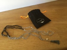 Collier sautoir  Enomis perles facetées noires grises pompon gris neuf 