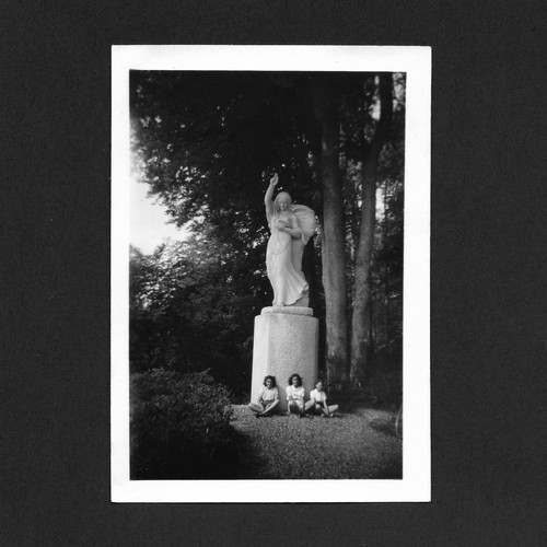 Filles pied une statue - au,