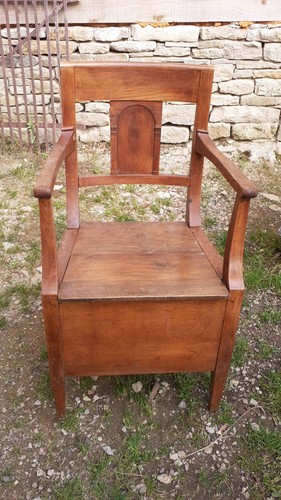Chaise percée ancienne