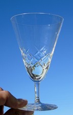 Sèvres -  Verre à eau en cristal taillé. Signé Haut. 14 cm - Diam buvant. 8,8 cm