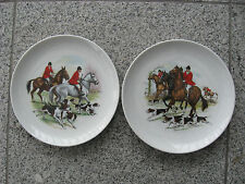  2 ASSIETTES MURALES Porcelaine KAISER décor CAVALIERS CHEVAUX CHIENS 19,5 cm 