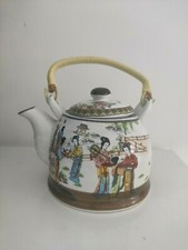 Chinese famille rose porcelain teapot with lid. Bamboo handle. Théière chinoise 