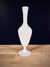 Vase en opaline blanche signé
