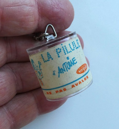 Ancien porte clé - , pilule