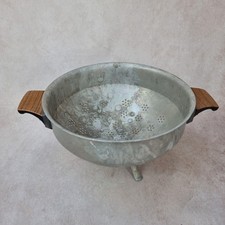 Passoire Ancienne en Aluminium sur Pieds – Anses Imitation Bois – Déco Vintage C