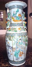 Rare Vase en porcelaine de Canton à décor de scènes de palais et animées 