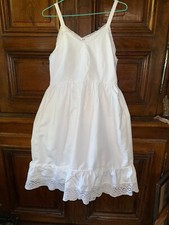 Ancienne robe jupon, de petite fille époque 1900 piqué de coton brodé   réf V121