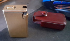 BRIQUET  FLAMINAIRE  ALUMINIUM DORE BROSSE 1950 ETUIS CUIR