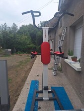 banc de musculation multifonction avec plusieurs barres et poids