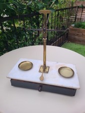 Ancienne balance de bijoutier, en bois et socle en marbre. Fin XIXe siècle. ...