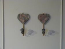 Patères pin teinté, fixées sur tige métal avec motif végétal gravé -Country Casa