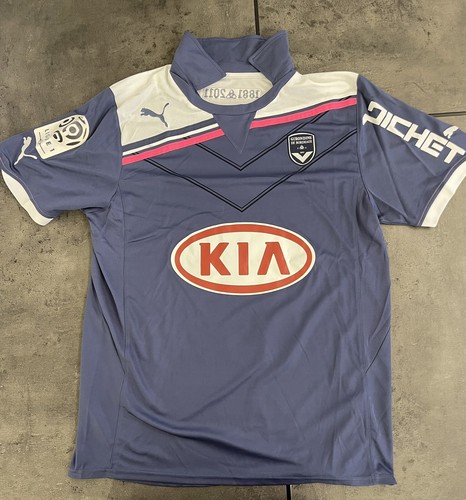 Maillot bordeaux porté par - de,