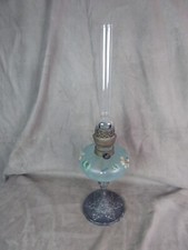 BELLE LAMPE A PETROLE ART NOUVEAU. Réservoir en verre émaillé.