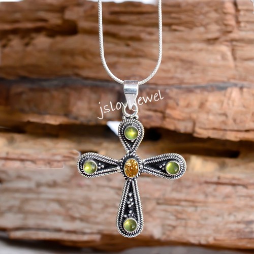 Pendentif croix femme péridot