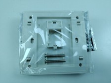 Plaque frontale à douille