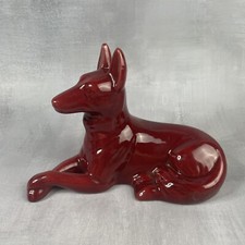 Statuette de chien en faïence de St clément 862 rouge bordeaux Haut.~13cm