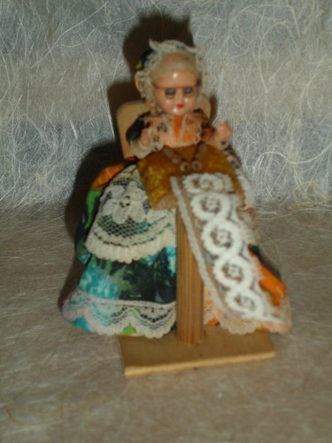 Petite poupée folklorique - ,