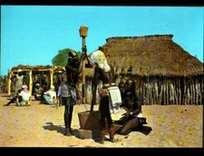 ETHNIQUE (GUINEE-BISSAU Portugaise) FEMME HUMBE pileuse de MILvers 1970