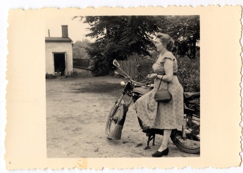 Portrait femme appuyée - , contre