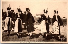 29 TYPES DE BRETAGNE Carte postale ancienne /REF - V7518