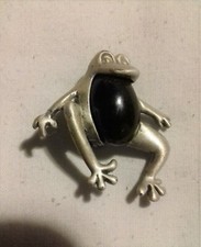 Grenouille Broche grenouille couleur argenté avec pierre noire