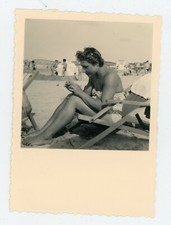 PHOTO SNAPSHOT, la femme en maillot de bain assise sur un transat plage