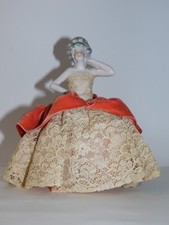 Boite à poudre "cachottière" 1920's: Demi-figurine d'une Marquise en porcelaine.